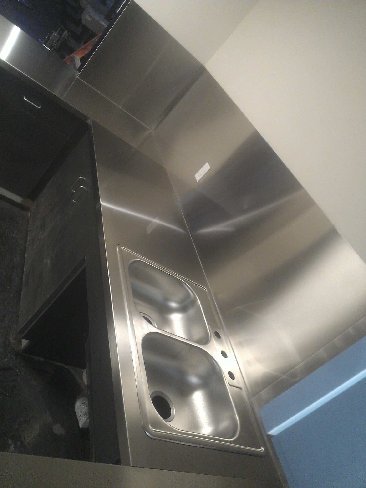 ANBIZA stainless steel countertop and backsplash with integrated sink